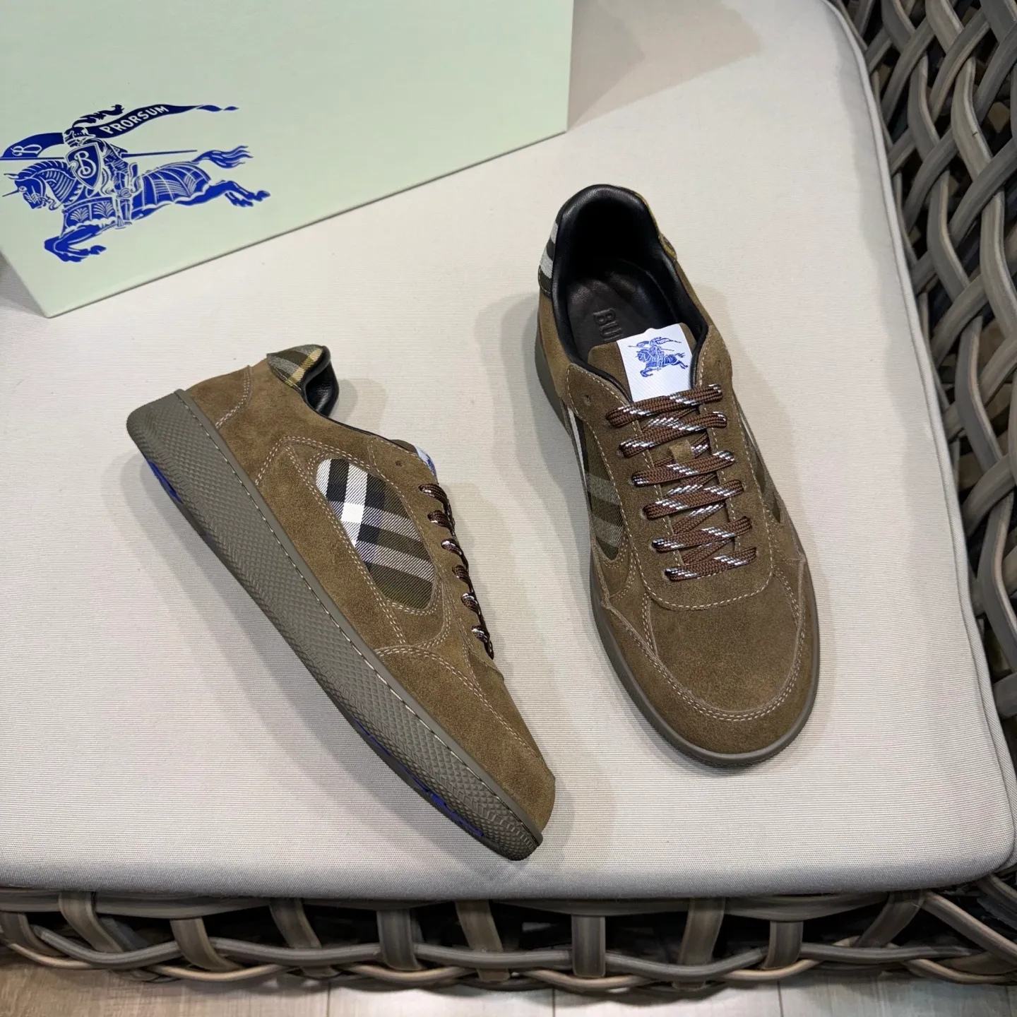 [Burberry] Top P: 680💰Size: 38-44 (45.46 custom-made) Burberry official website synchronized men's classic low-top sneakers | Made of original first-layer cowhide | Decorated with renewed brand logo | First-layer cowhide lining | Heel decorated with Burberry letter embossed logo | Original TPU outsole.